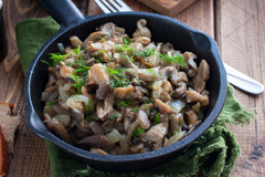 Вёшенки, жаренные с луком