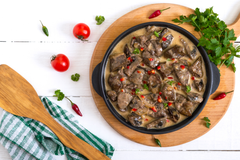Жареная куриная печёнка с луком в сметане