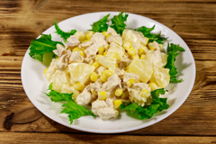 Салат с копчёной курицей и ананасами