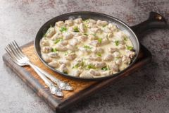 Куриные сердечки в сметане на сковороде