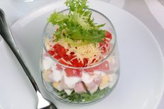 Салат-коктейль с ветчиной, сладким перцем и сыром
