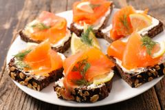 Канапе с красной рыбой и лимоном