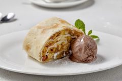Штрудель с яблоками классический