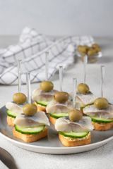 Канапе с селёдкой и огурцом