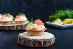 Тарталетки с красной рыбой