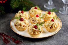 Салат с печенью трески и яйцом