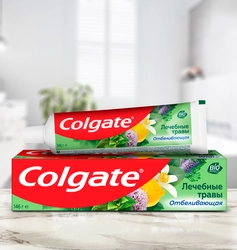 Зубная паста COLGATE Лечебные травы отбеливающая с натуральными ингредиентами для здоровья зубов и десен и белоснежной улыбки, 100мл