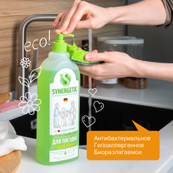 Средство для мытья посуды и детских игрушек SYNERGETIC биоразлагаемое с ароматом яблока, 1л