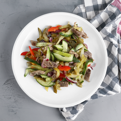 Салат ЛЕНТА FRESH Провансаль с томленой говядиной и маринованными огурчиками, весовой